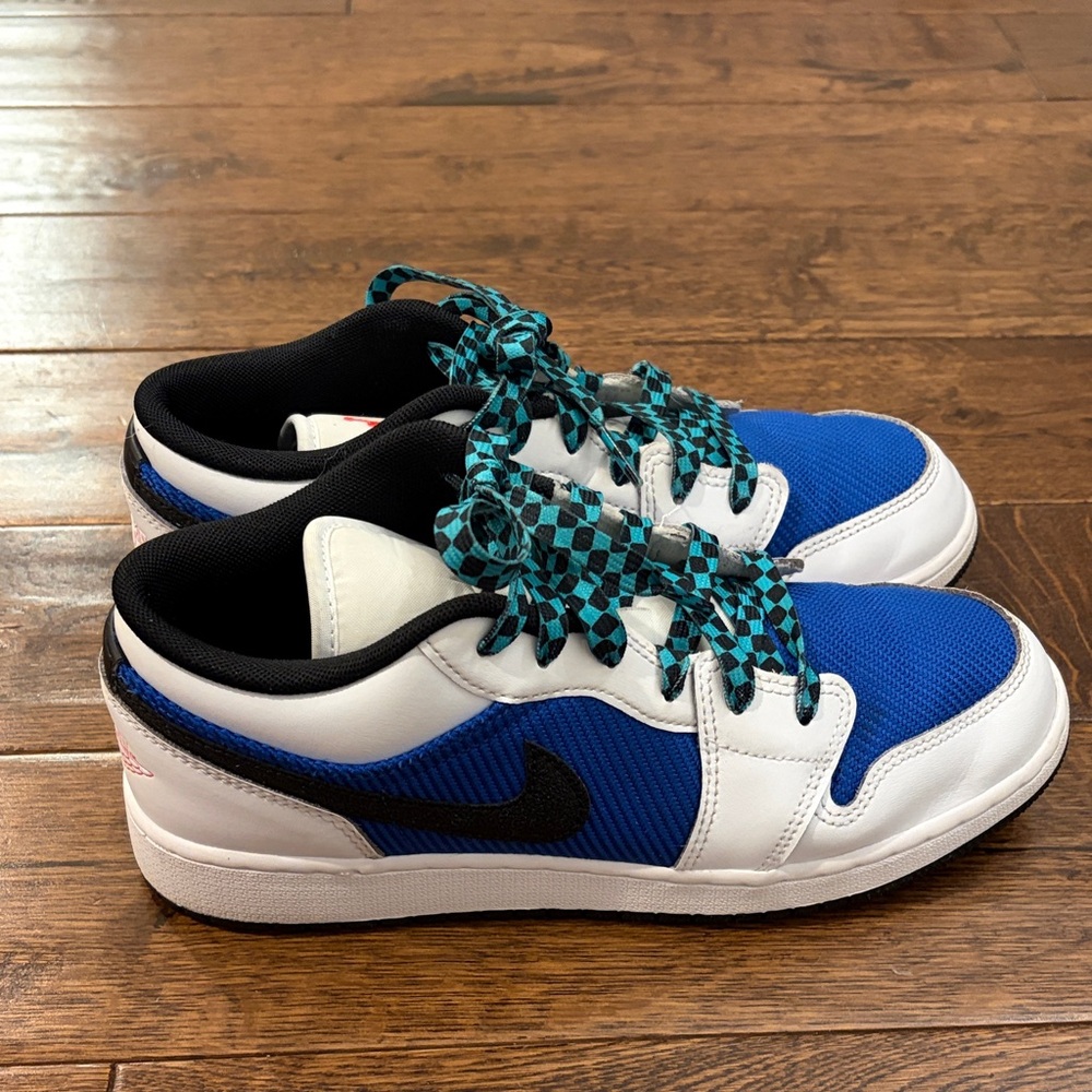 Nike Air Jordan 1 Low SE sneakers with extra white laces included